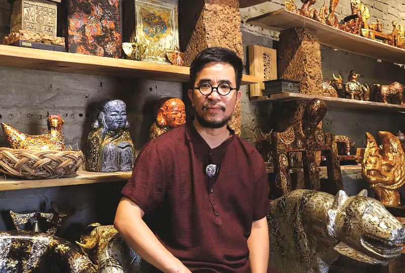Meritorious Artisan painter Nguyen Tan Phat has been steadily bringing lacquer closer to the public (Photo: daidoanket.vn)
