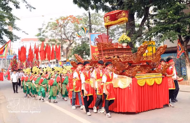 A ceremonial palanquin procession honoring the Hung Kings and President Ho Chi Minh takes place along the streets of Thai Nguyen. (Photo: VNA)