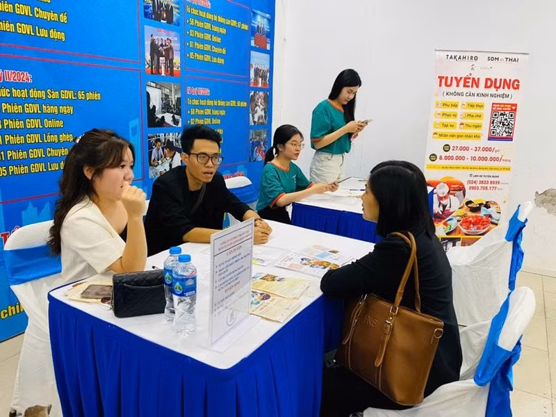 Employers willing to offer higher compensation to candidates with AI-related capacities and digital skills (Photo: laodong.vn)