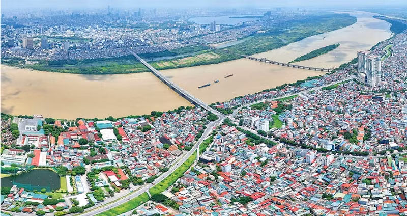The Red River has long been regarded as the “lifeblood” and backbone of Thang Long – Ha Noi’s historical formation. (Photo: PHAM HUNG)