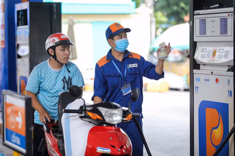 Petrol, diesel prices fall in June 4 adjustment (Photo: NDO)