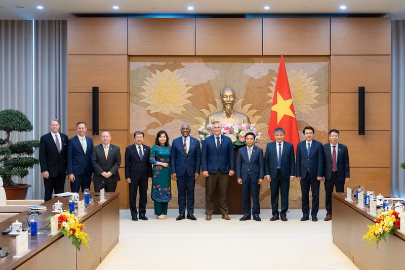 NA Vice Chairman Nguyen Doan Anh (fourth from right), Vietnamese officials and the delegation of US Congress members at the meeting in Ha Noi on May 26 (Photo: daibieunhandan.vn)