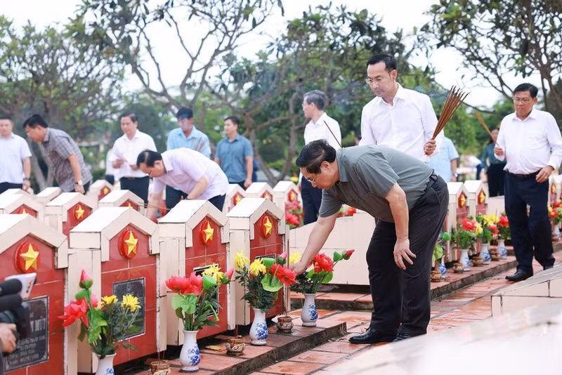 PM Pham Minh Chinh and officials offer incense at martyrs' graves at the An Giang martyrs’ cemetery on July 20. (Photo: VNA)