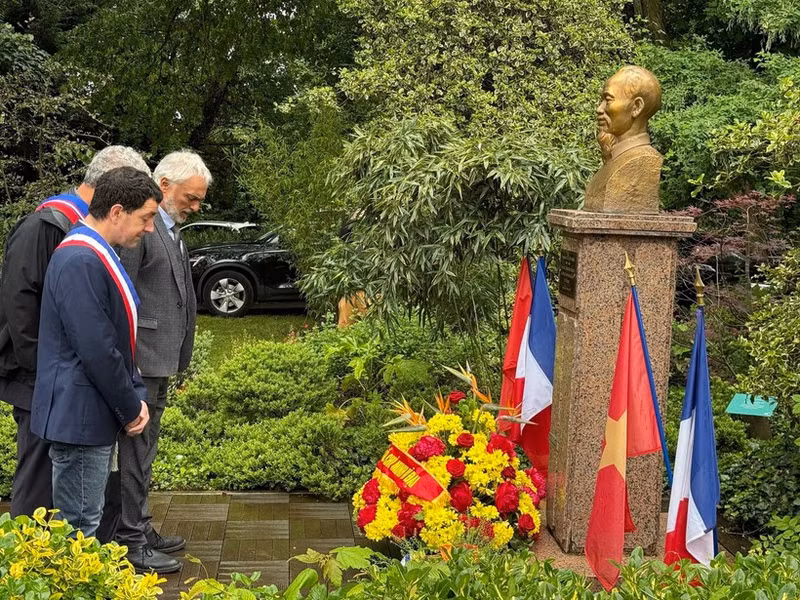 The wreath-laying ceremony at the Ho Chi Minh statue in Montreau Park, France (Photo: VNA)