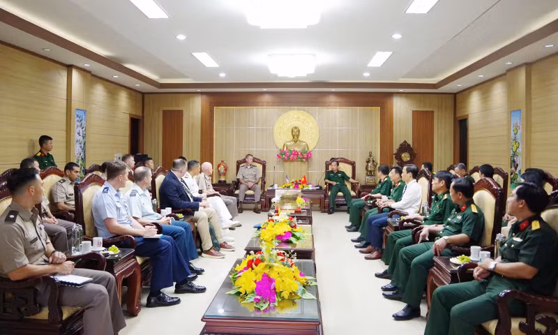 At the meeting (Photo: quangtri.gov.vn)