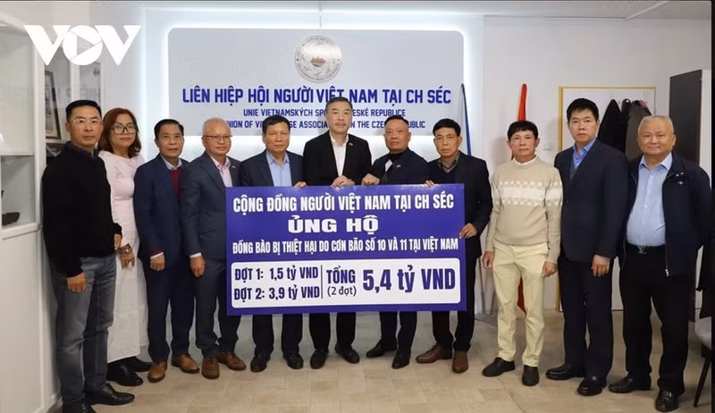 The Union of Vietnamese Associations in the Czech Republic presents 5.4 billion VND to the representative of the Central Committee of the Viet Nam Fatherland Front. (Photo: vov.vn)