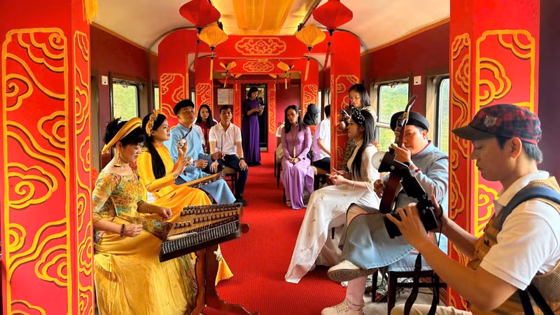 bieu-dien-ca-nhac-tren-tau.jpg