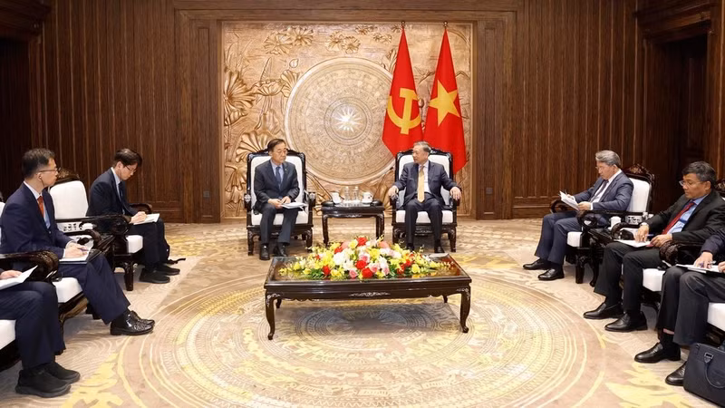 Party General Secretary and State President To Lam (right) hosts a reception for visiting Minister of Land, Infrastructure and Transport of the Republic of Korea (RoK) Kim Yun-duk in Ha Noi on July 30. (Photo: VNA)