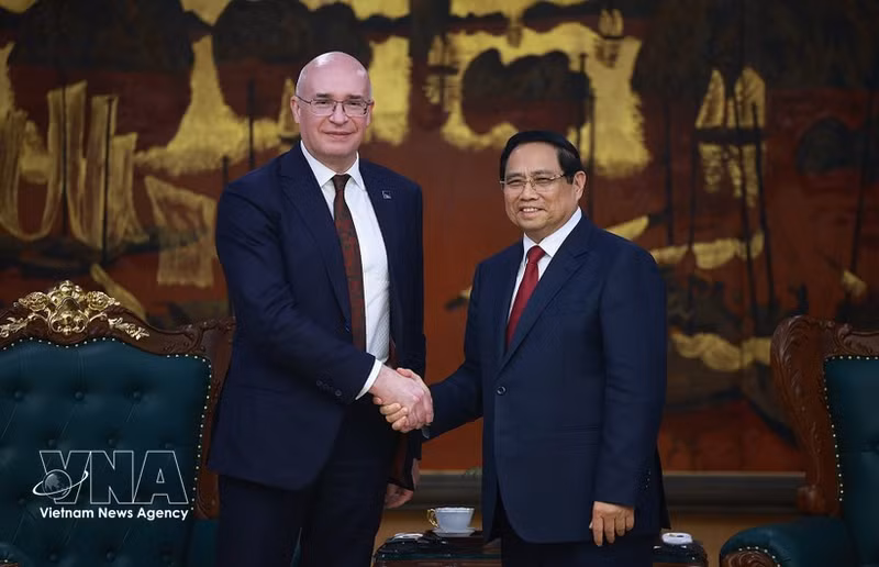Prime Minister Pham Minh Chinh (R) welcomes TASS Director General Andrey Kondrashov (Photo: VNA) 