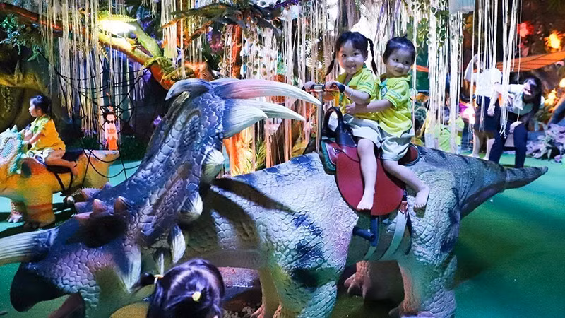 Children discover and interact with ancient dinosaurs at the Magical Zoo. (Photo: Organiser)