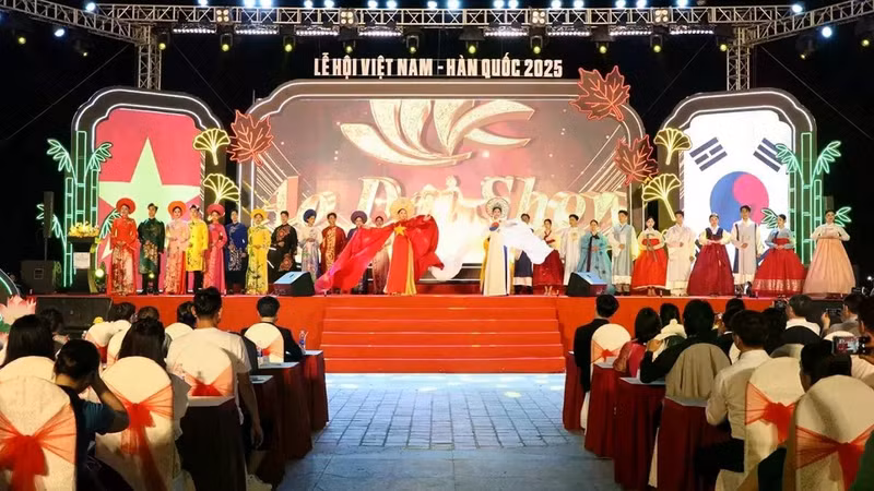 trinh-dien-trang-phuc-truyen-thong-viet-nam-han-quocjpg.jpg