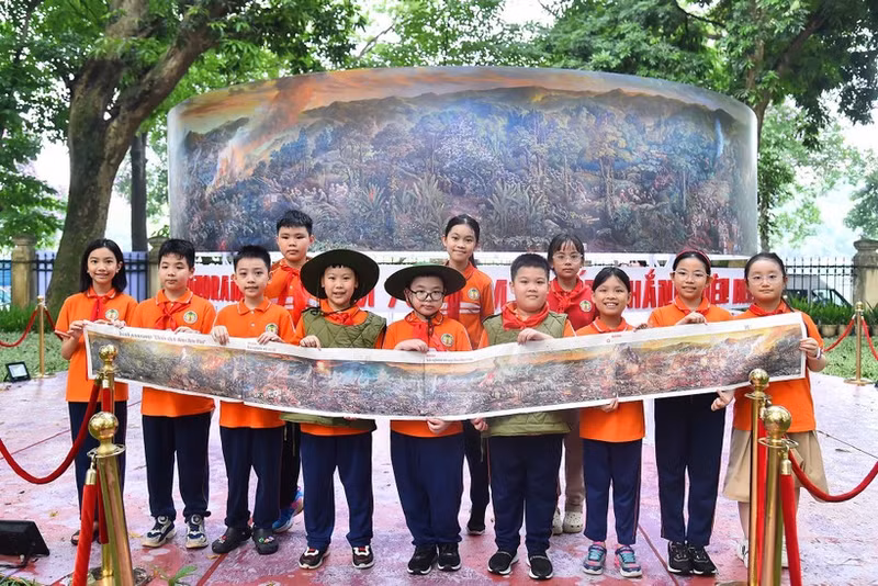 Nhan Dan's panorama edition was also used as a study material in schools. 