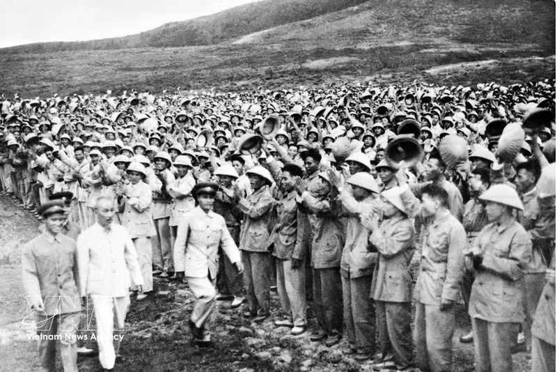 President Ho Chi Minh visits and inspects a southern military unit regrouped in the North during a training exercise before returning to the southern battlefield in June 1957. (Photo: VNA)