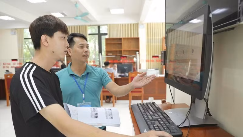 A resident uses digital technologies to complete administrative procedures. (Photo: VNA)