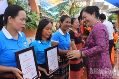 Chairwoman of the Women's Union presents certificates to members participating in the stalls. (Photo: QT)