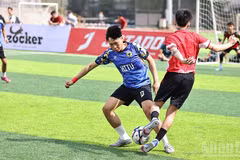Players compete in the 2026 Viet Nam Youth Football Tournament. (Photo: MINH DUC)