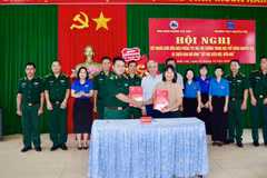 Representatives of the Tuy Hoa Border Guard Station command and Nguyen Hue High School sign a twinning programme. (Photo: NGUYEN LAN)
