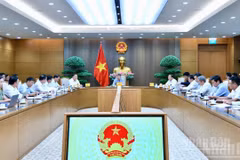 Prime Minister Le Minh Hung (centre) chairs a meeting in Hanoi on September 22 to review the implementation of key transport projects and promote disbursement for them (Photo: NDO)