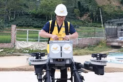 Workers install batteries and prepare to operate UAVs for agricultural produce transport in Muong Ang Commune, Dien Bien Province. (Photo: VIETNAM POST)