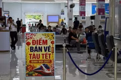 Around 300,000 through tickets for the 2027 Lunar New Year holiday will be put on sale nationwide from 8 a.m. on September 5, 2026, through direct and online ticketing channels. (Photo: VNR)