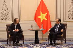 Foreign Minister Le Hoai Trung (R) meets with Benjamin Pestieau, Deputy General Secretary of the Workers’ Party of Belgium (PTB) in Brussels on October 24. (Photo: VNA)