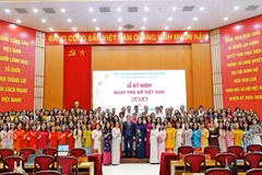 Female scientists pose for a commemorative photo with the President of the Viet Nam Academy of Social Sciences at the ceremony. (Photo: Viet Nam Academy of Social Sciences)