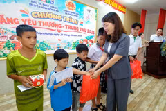 Leaders of Thien Hung commune, Dong Nai City, present gifts to children. (Photo: Nhat Son)