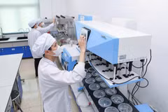 A quality control technician at Traphaco Joint Stock Company operates the medicine quality inspection and monitoring system.