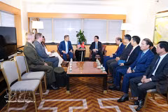 Deputy Prime Minister and Minister of National Defence General Phan Van Giang (right) receives Acting US Secretary of the Navy Hung Cao in New York on September 22 (Photo: VNA)