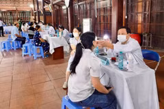 Residents of Long Son Commune arrive at a health check-up site. (Photo: Thu Duc General Hospital)