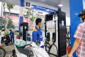 Petrol prices continue to fall while diesel prices rise on October 22. (Illustrative photo: nhandan.vn)