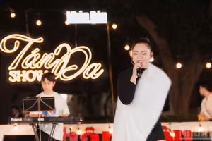 Young singer Thanh Hien, known by her stage name Bi Do and lead vocalist of The Magma, immerses herself in her performance at the “Tan Da” programme.