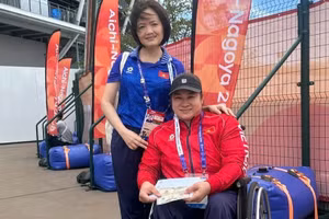 A representative of the Vietnamese para sports delegation presents a bonus to Nguyen Thi Ngoc Thuy after winning bronze in the women’s discus throw F54 at the 5th Asian Para Games in Nagoya, Japan. (Photo: THU HOAI)