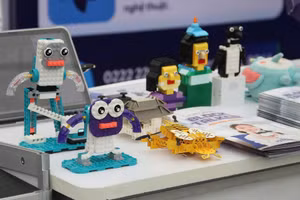 Children gain hands-on experience controlling smart programmable robots at the Neopia booth, stimulating creative thinking and an interest in science and technology. (Photo: BAO NGAN)