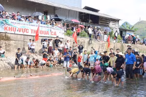 Fish racing is one of the distinctive activities at the Tay people's Fish Festival in Mau Due Commune, Tuyen Quang Province. (Photo: KHANH TOAN)