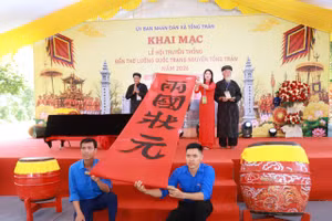 Opening ceremony of the Tong Tran Temple Festival in Tong Tran Commune, Hung Yen Province.