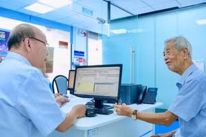Older people receive medical examinations at Thong Nhat Hospital. (Photo: KHANG ANH)