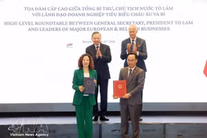 General Secretary of the Communist Party of Viet Nam Central Committee and President To Lam witnesses the exchange of cooperation agreements. (Photo: VNA)