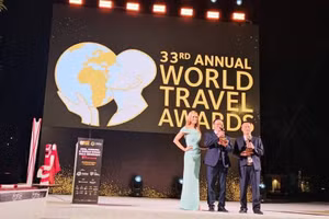 Representatives of Phong Nha-Ke Bang National Park receive two World Travel Awards 2026 in the Maldives on the evening of September 27. (Photo: HN)