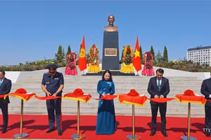 Vice President Vo Thi Anh Xuan and delegates cut the ribbon to inaugurate President Ho Chi Minh statue (Photo: VNA)