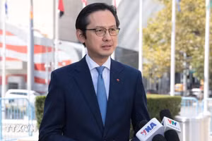 Ambassador Do Hung Viet speaks to the Viet Nam News Agency on the grounds of the United Nations Headquarters in New York. (Photo: VNA)