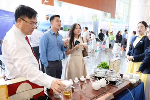 Enterprises display products at the conference on investment connectivity and development cooperation between Ho Chi Minh City and provinces and cities in the southeastern region and the Mekong Delta.