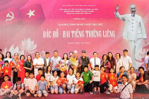 The organising board and artists pose for a commemorative photo with audiences attending the programme. (Photo: The organising board)