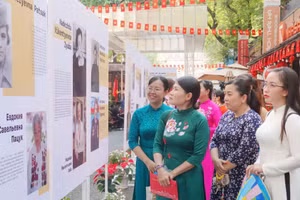 Visitors attend the “Beauty of Vietnamese and Belarusian Women” exhibition at Ho Chi Minh City Book Street. (Photo: VO MANH HAO)