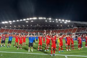 Vietnamese players celebrate with fans. (Photo: VNA)