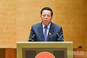 Minister of Construction Tran Hong Minh delivers an explanatory and revised report before the National Assembly votes for approval. (Photo: DUY LINH)