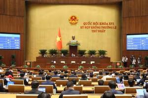 The 16th National Assembly on August 24 approve a resolution reducing personal and corporate income taxes for individuals, business households and enterprises. (Photo: VNA)