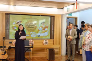 Dang Tu Anh, spouse of the Vietnamese Ambassador to the UK, introduces Vietnamese culinary culture to guests attending the “A Day in a Vietnamese Kitchen” event. (Photo: VNA)