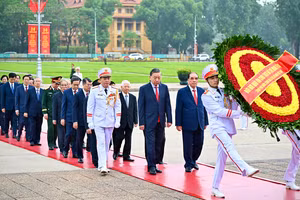 The delegation of the Central Committee of the Viet Nam Fatherland Front pays tribute to President Ho Chi Minh at his Mausoleum on August 28. (Photo: VGP)