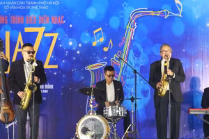 Meritorious Artist Quyen Van Minh and his band perform Jazz melodies in the open-air setting of the Octagonal House at Ly Thai To Flower Garden (Hoan Kiem Ward, Ha Noi). (Photo: Organising Committee)